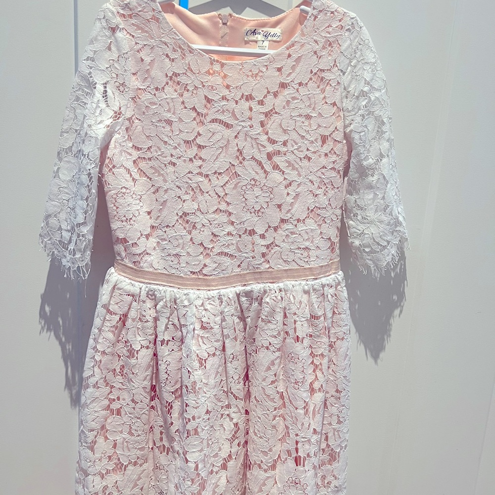 Beautiful lace dress in Size 7. Excellent condition!